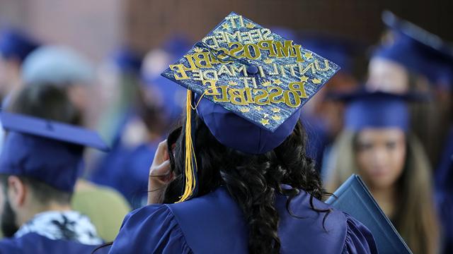 装饰的毕业帽，上面写着:“在我让它成为可能之前，它似乎是不可能的。”